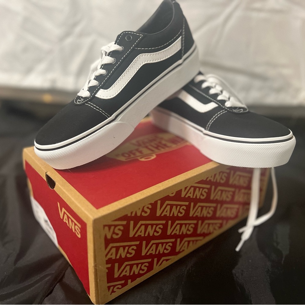 Vans ward platform size 2 sneaker shoe new with box black